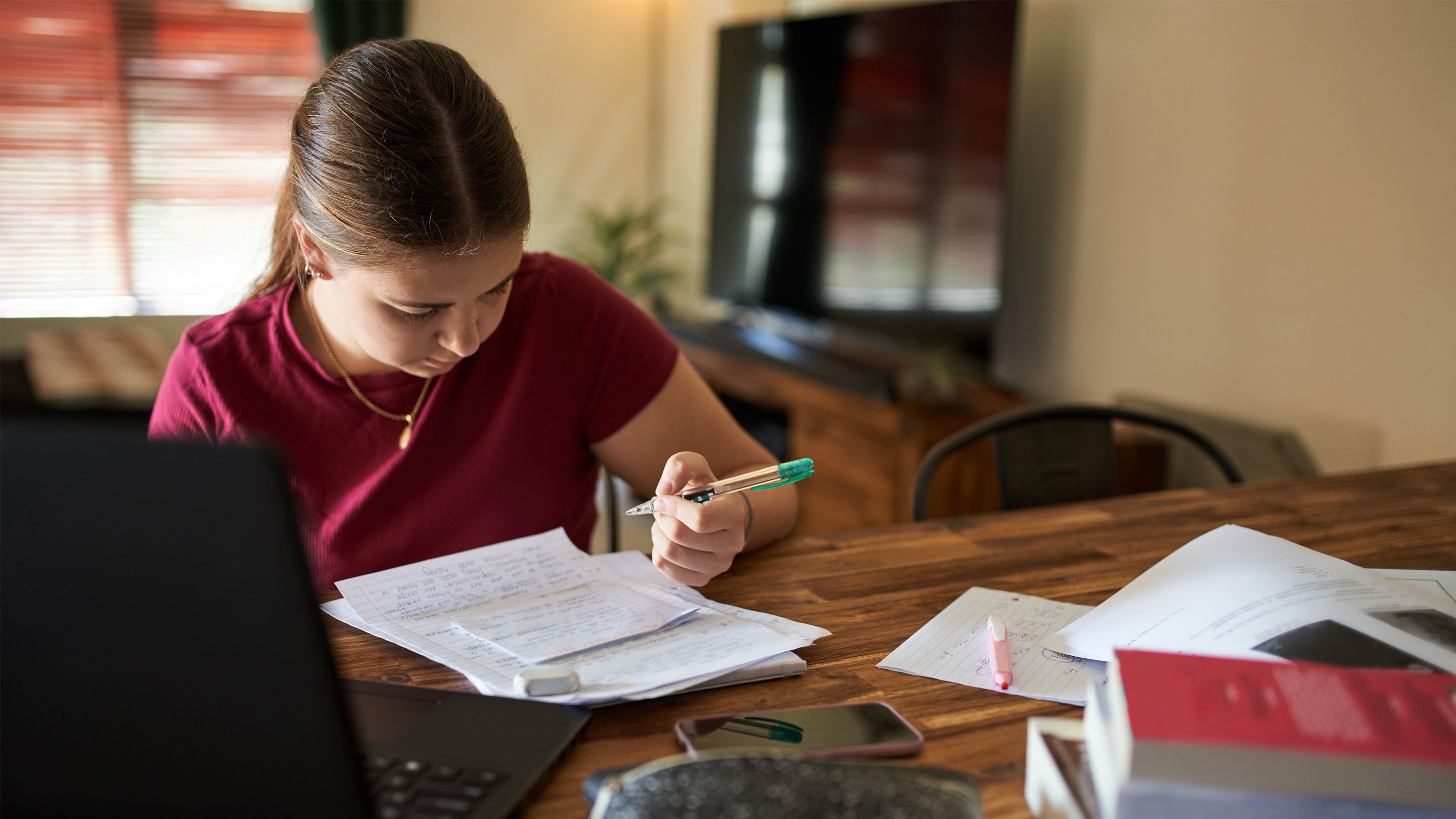 Doing homework. Домашнее задание студент. Pupils do homework after School. Do homework. Writing Exam.