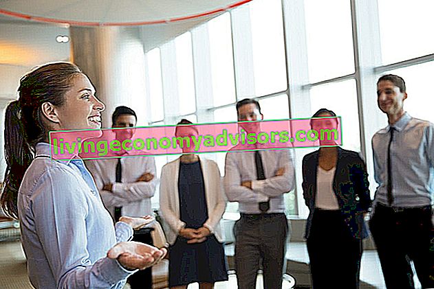 Habilidades de gestão - mulher liderando um grupo