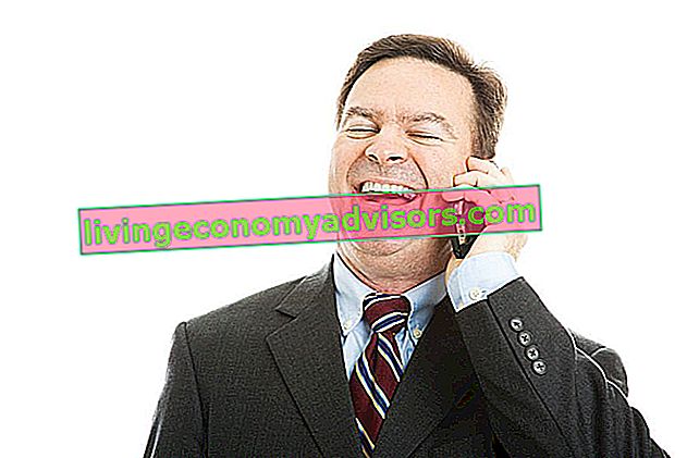 Hombre de negocios, en el teléfono, reír, en, correo de voz